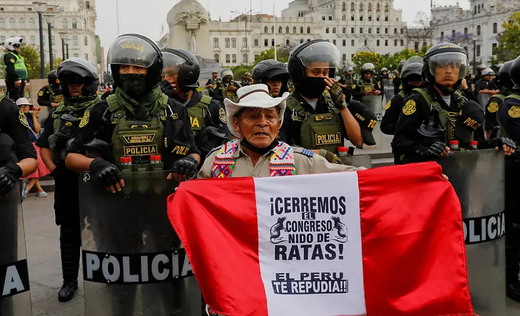 Aunque lejos del intento de magnicidio como en Argentina, el golpe parlamentario contra el presidente peruano Pedro Castillo, hoy detenido, derivó en un gobierno autoritario