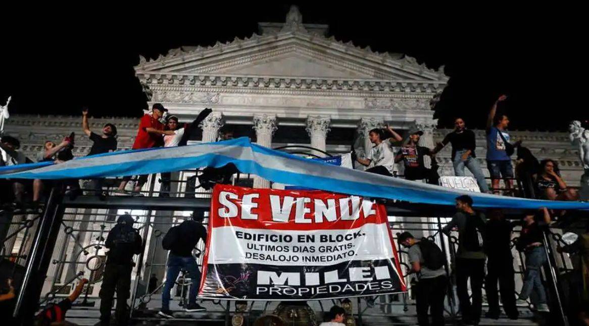 «Todo marcha de acuerdo al plan»: Deuda, fuga, desindustrialización, reforma laboral …