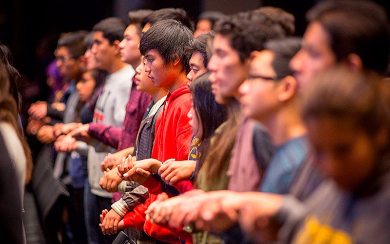 Batalla cultural: Surgen jóvenes identitarios que salen a defender concepciones religiosas fuertes, católicas, evangélicas o judías
