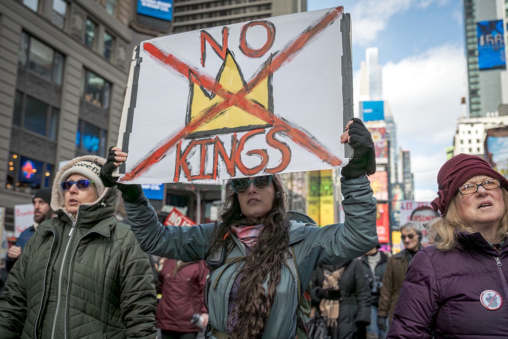 No King: Antibelicista y antioligárquico