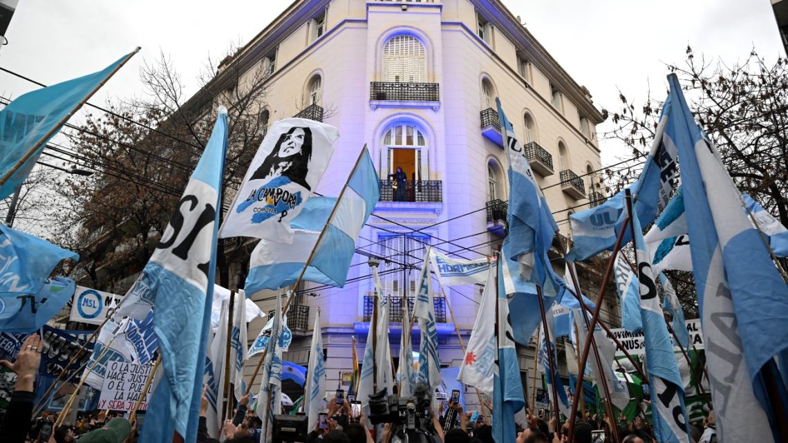 Se puede socavar una democracia simplemente decidiendo quién puede presentarse a las elecciones… o no