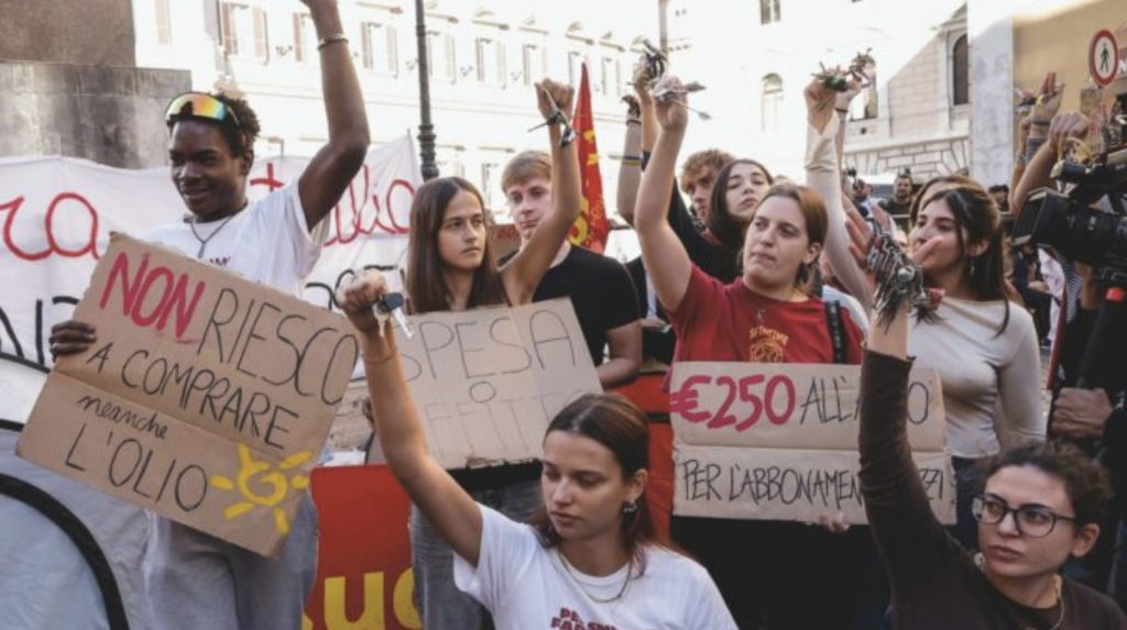 Italia: Pietre, petardi, bastoni